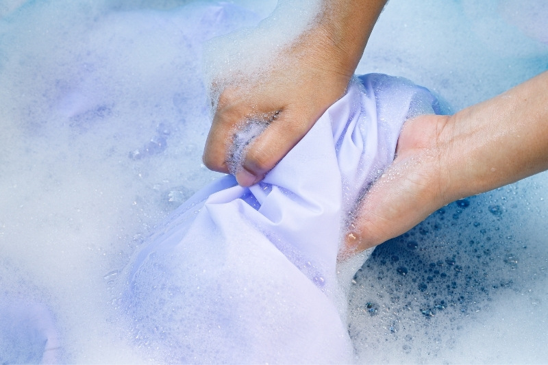 بهترین روش شستن پرده در منزل با دست یا ماشین لباسشویی؟